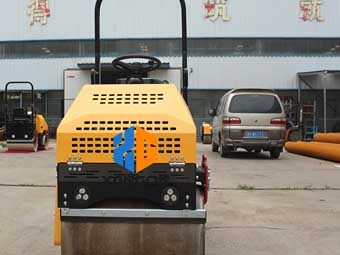 座駕壓路機(jī)“身材小，能量大”