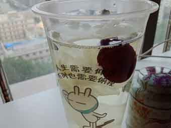 炎炎夏日到來(lái)，一杯銀耳紅棗美如詩(shī)！