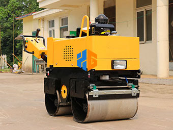 這款小型壓路機(jī)為路面工程加油助力！